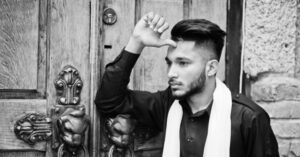 Vintage Undercut has a timeless popularity among the gentlemen who prefer refined and polished look 