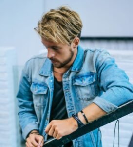 Shaggy wave is a hairstyle of fashion-crazy young men.