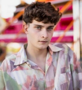 TikTok wavy hairstyle has the modern and trendsetting features.