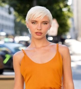 Pixie cut is an easy and hassle-free hairstyle giving a smart vibe